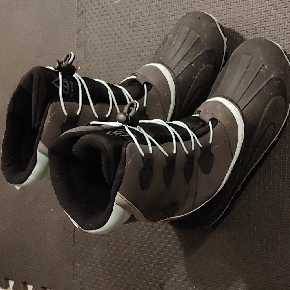 ❄️Ripzone Winter Boots size 5❄️